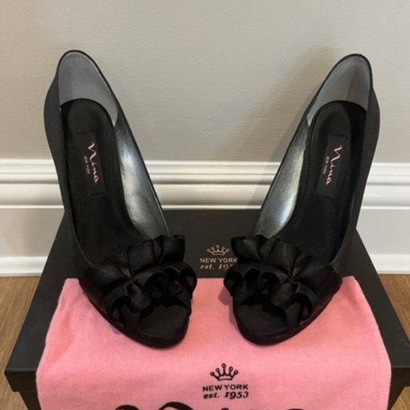 Nina Evelixa Peep Toe Ruffle Black Satin Pump Size 6.5 - Picture 1 of 11